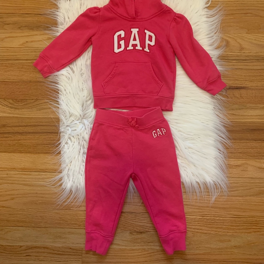 Gap jogging suit
